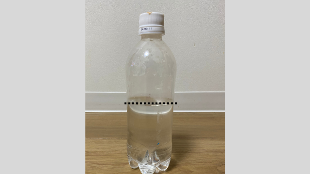 ペットボトルには点線のところまで水を入れています。